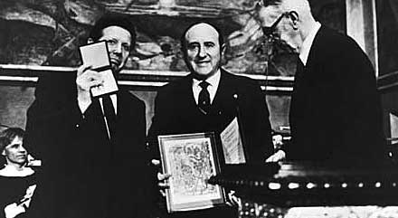 Dr. Yevgeny Chazov en Dr. Bernard Lown ontvangen de Nobelprijs in Oslo.