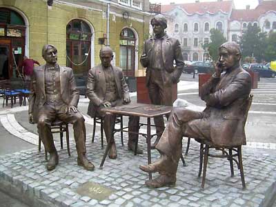 Een standbeeldengroep aan het Ady Herdenkingsmuseum in Oradea met o.a. Ady Endre.