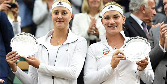 Tímea en Kristina Mladenovic verliezend finalist dubbelspel in Wimbledon in 2014.