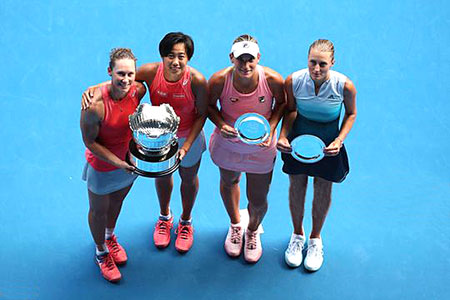 Tímea en Kristina Mladenovic (rechts) finalisten dubbelspel in Melbourne tegen Samantha Stosur-Shuai Zhang in januari 2019.