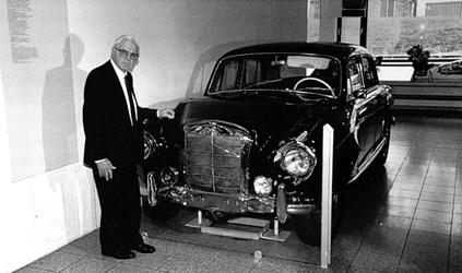 Barényi Béla met de Mercedes Benz auto.