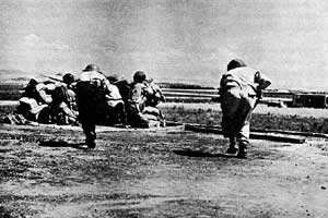 Joodse troepen bereiden zich voor een Arabisch dorp aan te vallen (Palestijnse oorlog, juni 1948). 