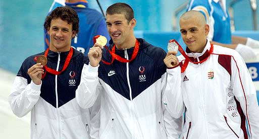 Cseh László (rechts) met zilver naast Ryan Lochte (brons) en Michael Phelps (goud) op de Olympesche Spelen van 2008.