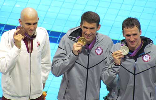 Cseh László (links) met brons naast Michael Phelps (goud) en Ryan Lochte (zilver) en op de Olympische Spelen van 2010.