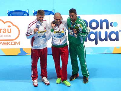 Met de gouden medaille op de 200 meter vlinderslag op datzelfde WK, tussen Jan Świtkowski (brons) en Chad le Clos (zilver).