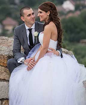 Cseh László samen met Diána bij hun huwelijk in 2015.