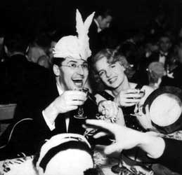 George Cukor feestend met toneel- en filmactrice Rosamond Pinchot.