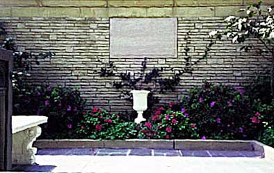 Het graf van George Cukor op het 'Forest Lawn Memorial Park Cemetery' in Glendale, Los Angeles County, Californië.
