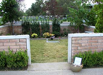 Het graf van Tony Curtis in het Palm Memorial Park (Green Valley), Las Vegas.