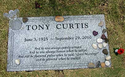 De grafsteen van Tony Curtis.