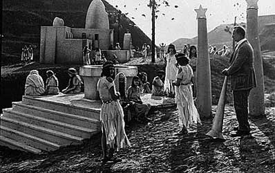 Michael Curtiz (als Kertész Mihály) tijdens de opnames van de Duits/Oostenrijkse film 'Sodom und Gomorrha' (1922).