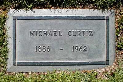 Het graf met de grafsteen van Michael Curtiz, op het Forest Lawn Memorial Park Cemetery (Glendale), Los Angeles. 