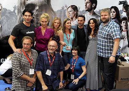 Darabont met een aantal acteurs en medewerkers van 'The Walking Dead'