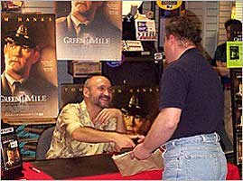 Frank Darabont tijdens een signeersessie voor 'The Green Mile'. 