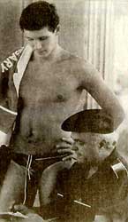 Een jonge Darnyi Tamás met zijn trainer Széchy Tamás.