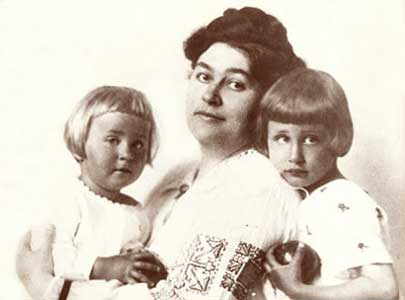 Erdõs met haar twee kinderen, Kornélia (links) en Veronika.
