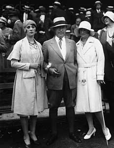 William Fox met zijn vrouw en dochter rond 1928.