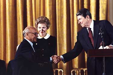 Friedman en president Reagan.