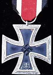 Het IJzeren Kruis dat aan Jenõ werd toegekend in W.O. II.