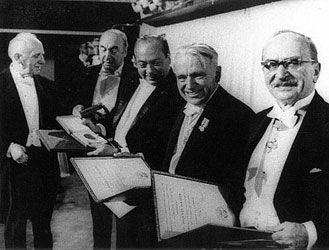 Samen met andere Nobelprijswinnaars 1971.