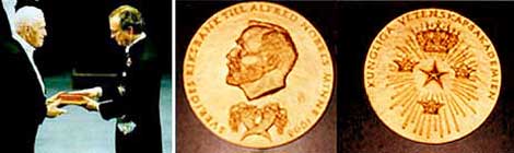 Uitreiking van de Nobelprijs Economie 1994 aan Hársanyi János door Koning Carl Gustav van Zweden.