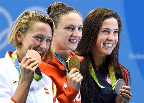 Hosszú Katinka (midden) naast Mirea Belmonte Garcia (links, brons, Spanje) en Maya Dirado (rechts, zilver, USA) op de 400m wisselslag in Rio 2016.