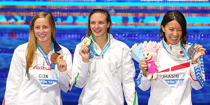 Hosszú Katinka (midden) naast Madisyn Cox (links, brons, USA) en Yui Ohashi (rechts, zilver, Japan) op de 200m wisselslag op het WK 2017 langebaan in Budapest.