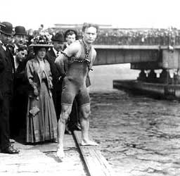 Houdini klaar voor een sprong van een brug. 