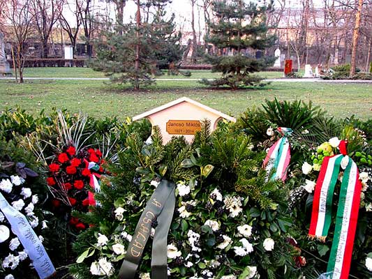 De begrafenisdienst van Jancsó Miklós.