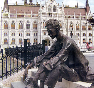 Het bekendste standbeeld van József Attila voor het Parlement in Budapest.