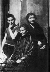 József Attila met zijn moeder en zijn zus Etus.