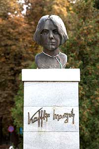 Standbeeld in Nagykároly door Árpád Deák...