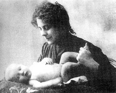 Margit en haar zoontje Frõlich László.