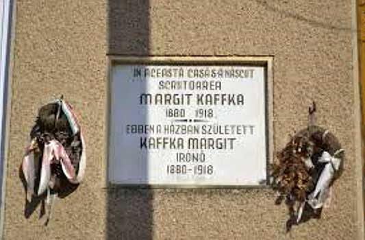 Gedenkplaat aan het geboortehuis van Kaffka Margit in Nagykároly.