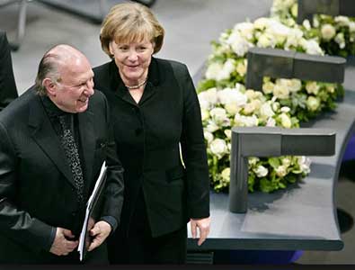 Kertész Imre in 2007, samen met Angela Merkel, op bezoek in de Bundestag in Berlijn. 