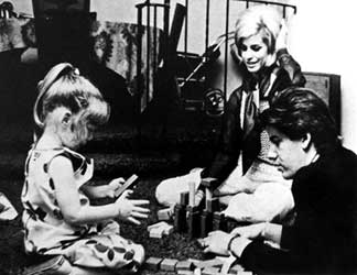Calvin in 1971 samen met zijn 1ste echtgenote Jayne Centre en hun dochtertje Marci. 