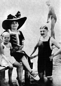 Artúr, zes jaar oud, met vakantie met zijn ouders aan het Balatonmeer.
