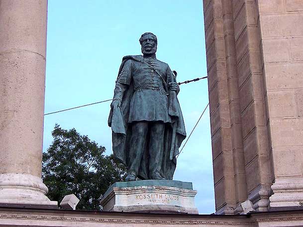 De standbeeld van Kossuth Lajos op het Heldenplein in Budapest.