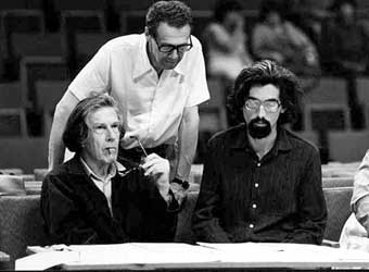 Kurtág György (midden) samen met John Cage (links, Amerikaans componist) en András Wilheim (pianist)