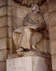 Standbeeld van Liszt Ferenc aan de ingang van de Opera van Budapest. 