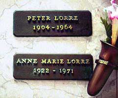 Het graf van Peter Lorre en zijn derde vrouw, Anne Marie.