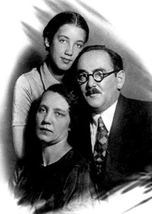 Nagy Imre, zijn echtgenote Égető Máriá en hun dochter Erzsébet, links in 1929 en rechts in 1938.