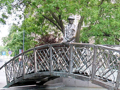 Een standbeeld van Nagy Imre op een brug dichtbij het Parlement in Budapest.