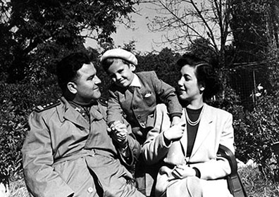 Nagy Erzsébet met haar echtgenoot Jánosi Ferenc en hun zoontje Ferenc Jr.