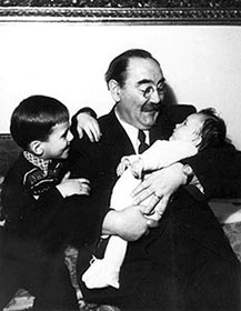 Nagy Imre met zijn twee kleinkinderen, Ferenc Jr. en Katalin.
