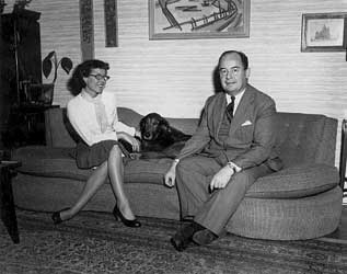 John von Neumann, bij hem thuis, samen met zijn echtgenote Klára en hun hond, Inverse.