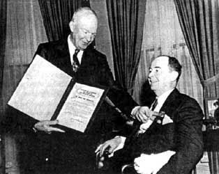 John von Neumann ontvangt een onderscheiding van President Dwight D. Eisenhower. 
