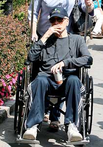 Paul Newman verlaat het hospitaal om thuis te gaan sterven. 
