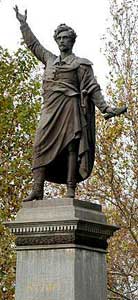 Het 3,80 meter hoge bronzen standbeeld van Petõfi Sándor