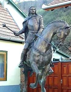 Bronzen standbeeld van Rákóczi te paard in Tokaj door Veress Gyula Alpár.